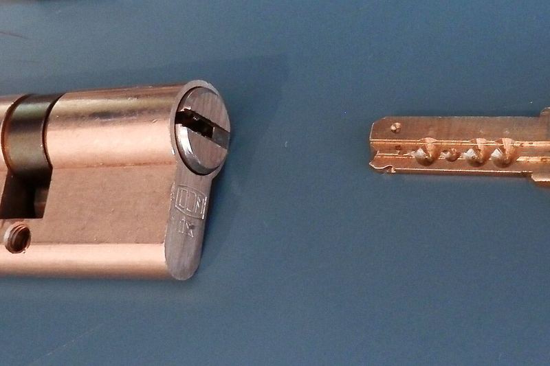 High-security lock cylinder with its key